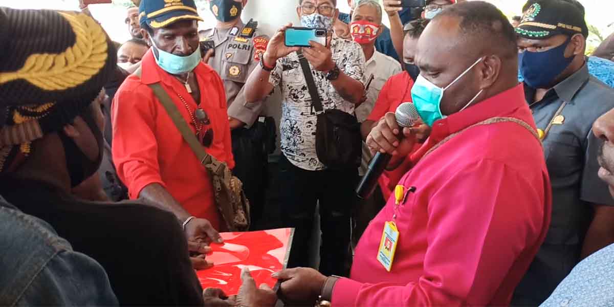 Ketua DPRD Mimika Robby Omaleng menerima poin tuntutan warga dari tujuh marga di Timika, Senin (25/1/2021).